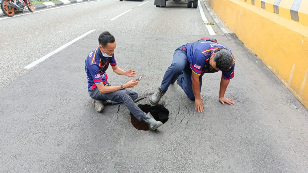 Police have closed Jalan Kinabalu in Kuala Lumpur after a section of the road caved in on the side coming from the direction of Cheras. u00e2u20acu201d Picture via Twitter/Bernama