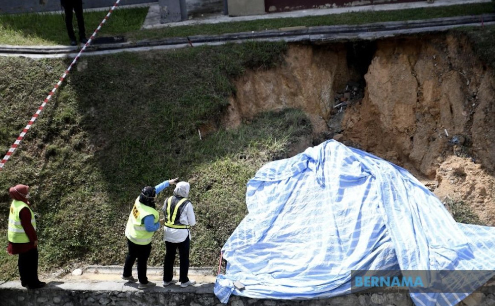 Seven incidents of landslides were reported by the Department of Minerals and Geosciences (JMG) as at 10am on the first day of this year. u00e2u20acu201d Picture via Twitter/Bernama