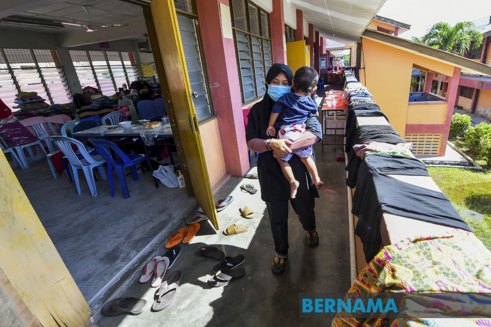 Flood victims are seen at a temporary evacuation centre. u00e2u20acu201d Picture via Twitter/Bernama
