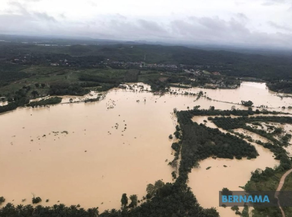 More people have been evacuated due to the worsening floods in Pahang, Johor, Melaka and Sabah. u00e2u20acu201d Picture via Twitter/Bernama