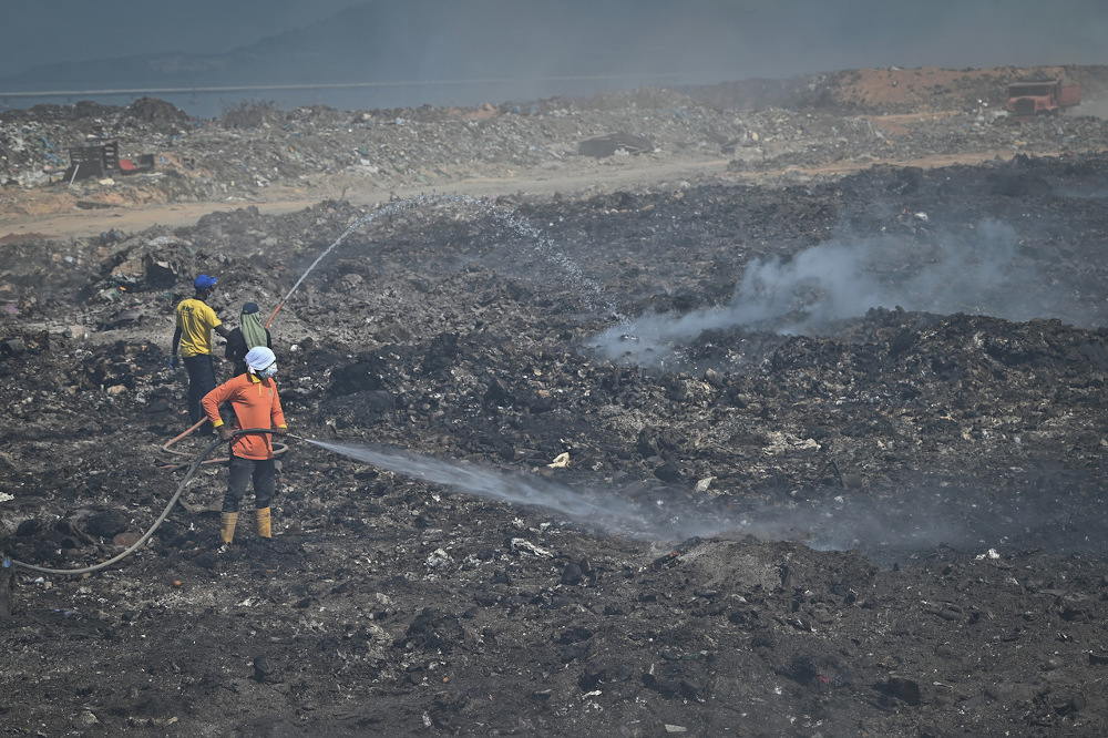 Firefighters work to put out the fire at the Pulau Burung landfill in Nibong Tebal January 22, 2022. u00e2u20acu2022 Bernama pic