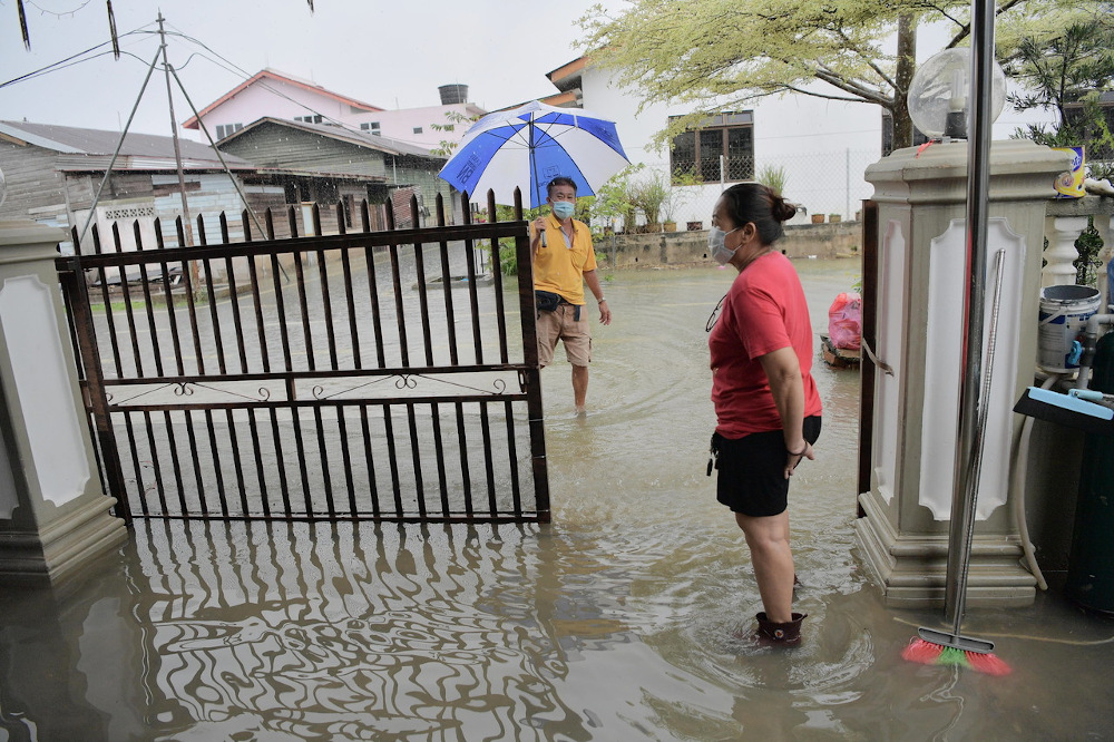 Taman Gembira residents are seen during the flood in Segamat, Johor January 2, 2022. u00e2u20acu201d Bernama pic
