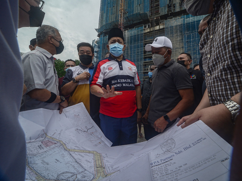 Federal Territories Minister Datuk Seri Shahidan Kassim looks at development plans while visiting the Seri Anggerik Peopleu00e2u20acu2122s Housing Project (PPR) in Kuala Lumpur January 18, 2022. u00e2u20acu201d Bernama pic