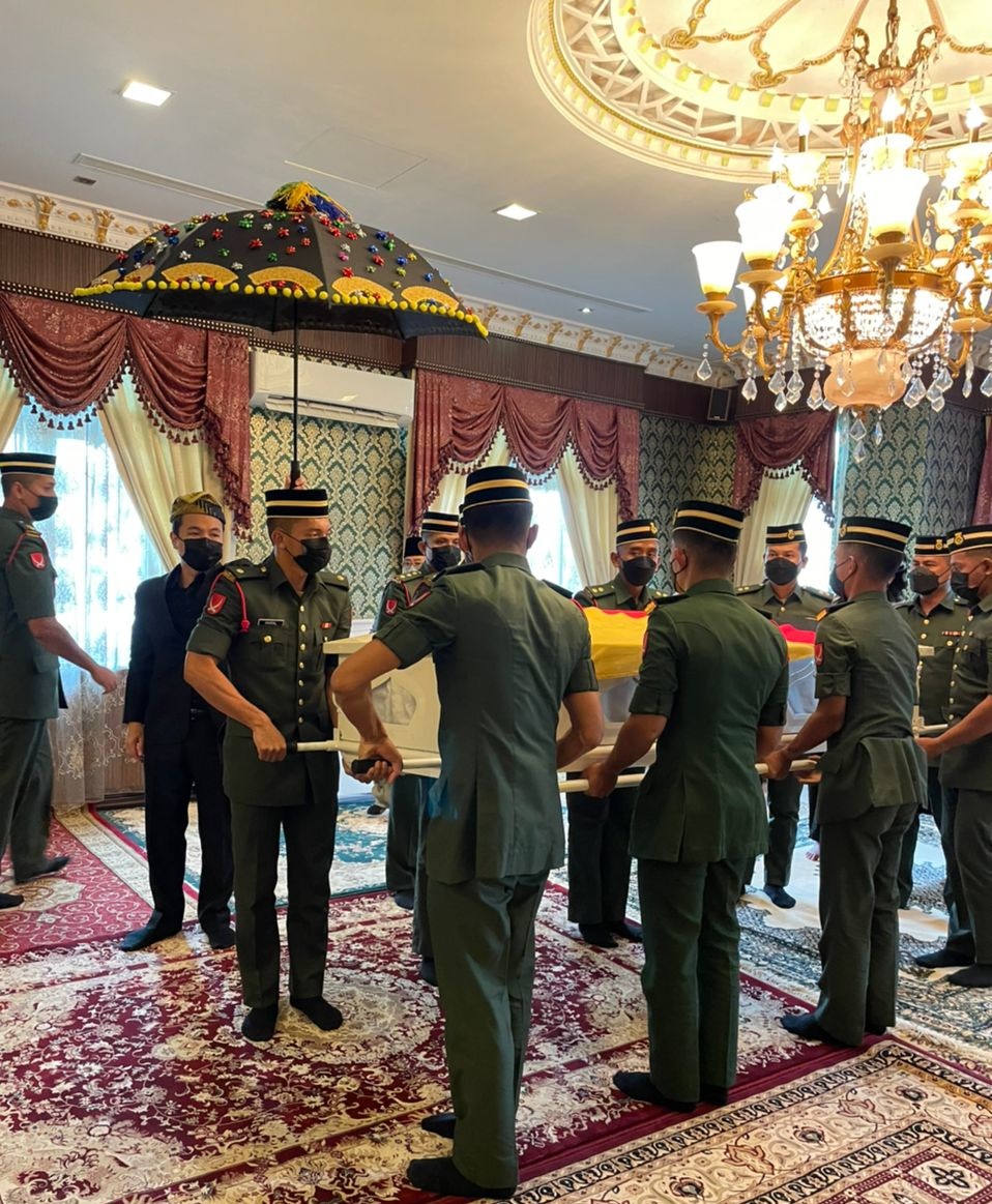 Abang Salahuddinu00e2u20acu2122s final journey included the Melanau tradition of Payung Kebesaran for nobles, which was carried out by his grandson Alexius Barieng. u00e2u20acu2022 Borneo Post pic