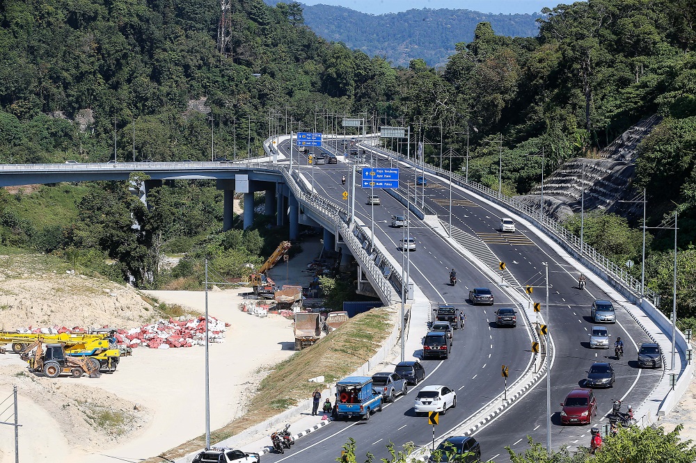 Motorists are seen using the Bukit Kukus Elevated Highway at Jalan Paya Terubong January 13, 2022. u00e2u20acu2022 Picture by Sayuti Zainudin