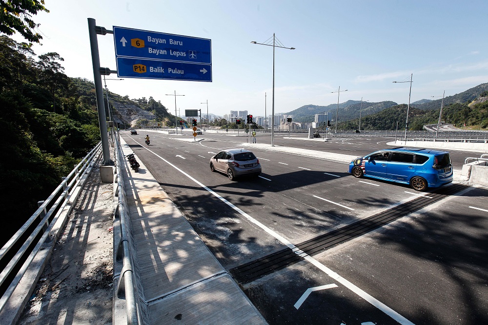 Standing at 61.5 metres above ground, the Bukit Kukus paired road project is the highest elevated highway in the country.