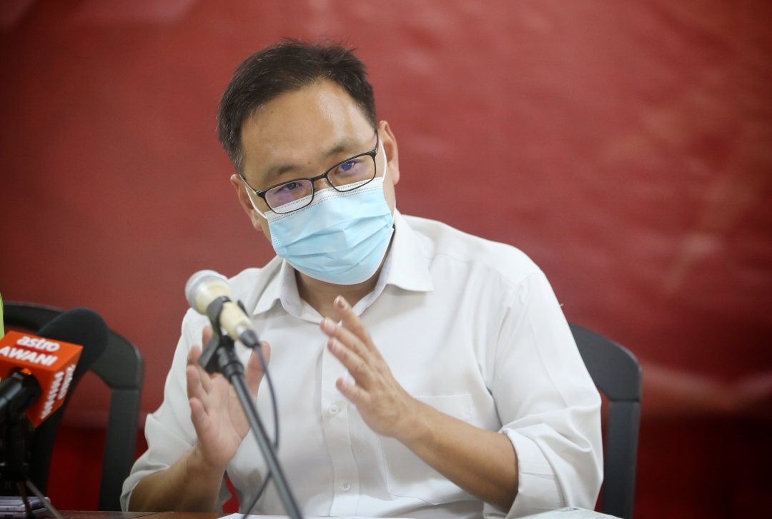 Chong Chieng Jen speaks to reporters at DAP Sarawak headquarters in Kuching on January 6, 2022. u00e2u20acu201d Borneo Post pic