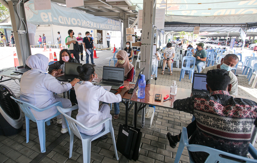 The Perak Community Specialist Hospital (PCSH) only allows those with appointments to get the Covid-19 booster dose as the government freezes walk-ins for public, January 5, 2022. u00e2u20acu201d Picture by Farhan Najib