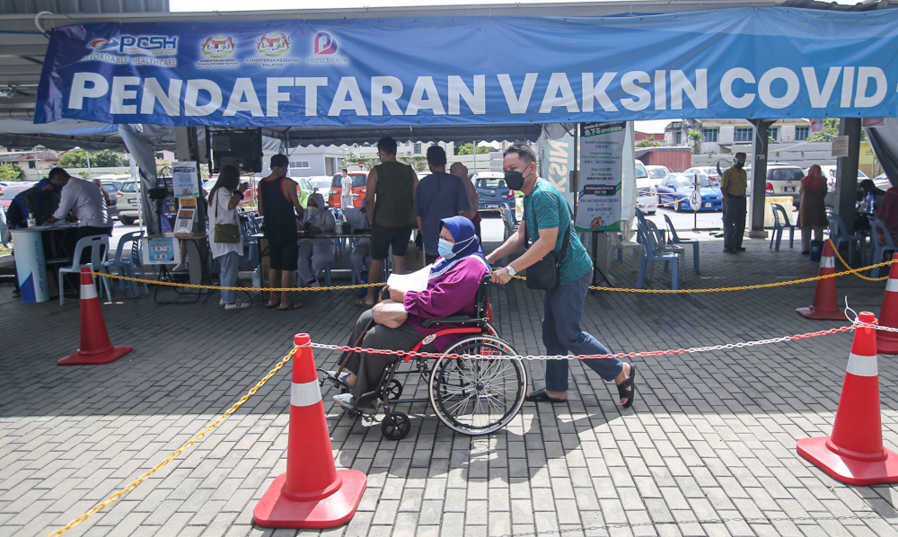 The Perak Community Specialist Hospital (PCSH) only allows those with appointments to get the Covid-19 booster dose as the government freezes walk-ins for public, January 5, 2022. u00e2u20acu201d Picture by Farhan Najib