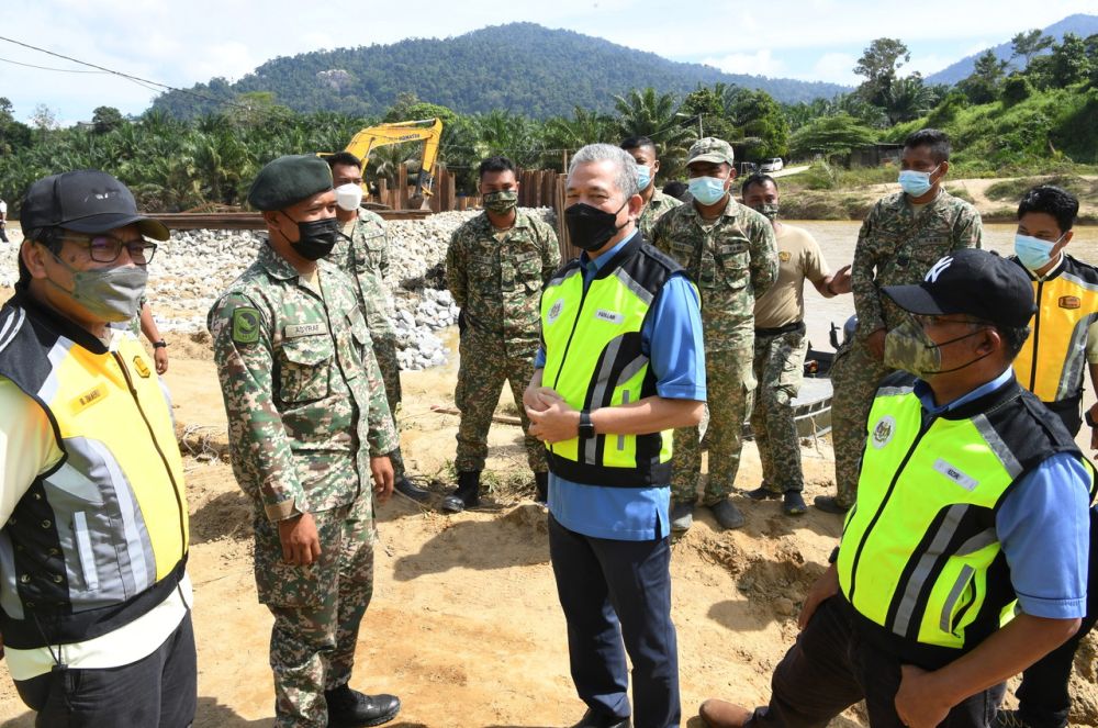 Works Minister Datuk Seri Fadillah Yusof (centre) during a visit to Kampung Bemban, Jelebu January 11, 2022. u00e2u20acu201d Bernama pic