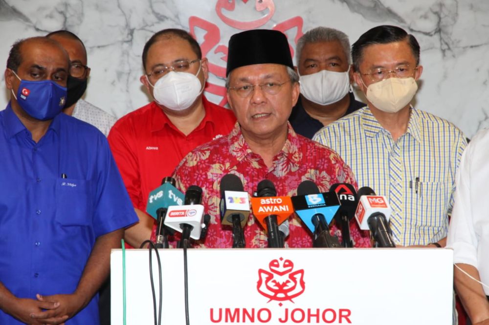Johor Mentri Besar Datuk Hasni Mohammad (centre) announcing that the state government has successfully obtained consent to hold a snap state election, January 22, 2022. u00e2u20acu201d Picture by Ben Tan