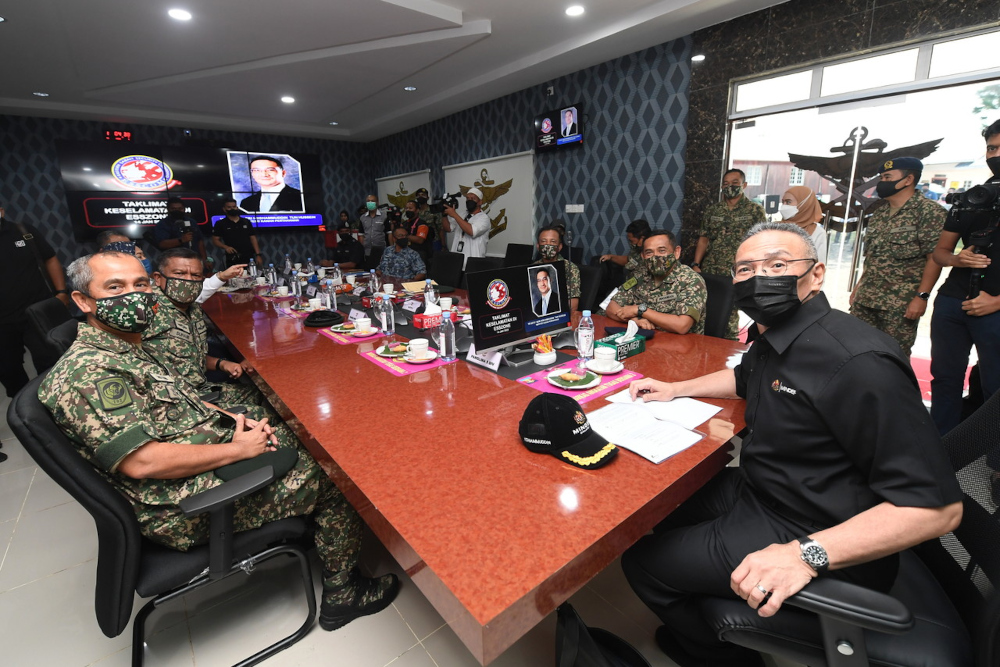 Senior Defence Minister Datuk Seri Hishammuddin Hussein at a briefing during his visit to Kukusan Camp in Tawau, January 14, 2022. u00e2u20acu201d Bernama pic 