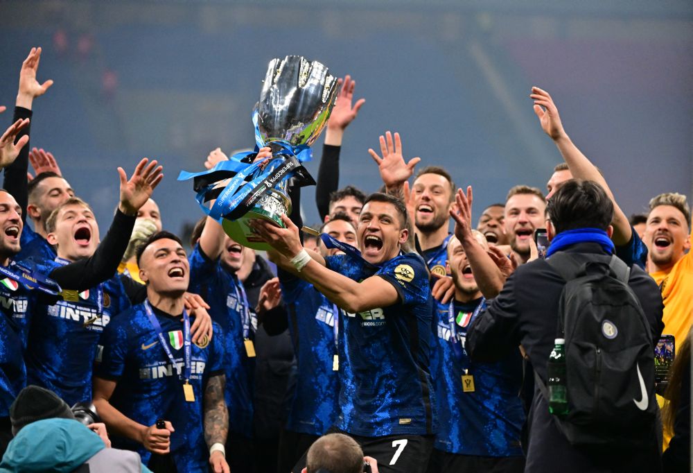 Inter Milan's Alexis Sanchez and teammates celebrate winning the Italian Super Cup at San Siro, Milan January 12, 2022. u00e2u20acu201d Reuters picnn