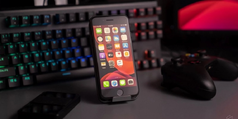 According to Display Supply Chain Consultants CEO Ross Young, the new iPhone SE will be called iPhone SE+ 5G. u00e2u20acu2022 SoyaCincau pic