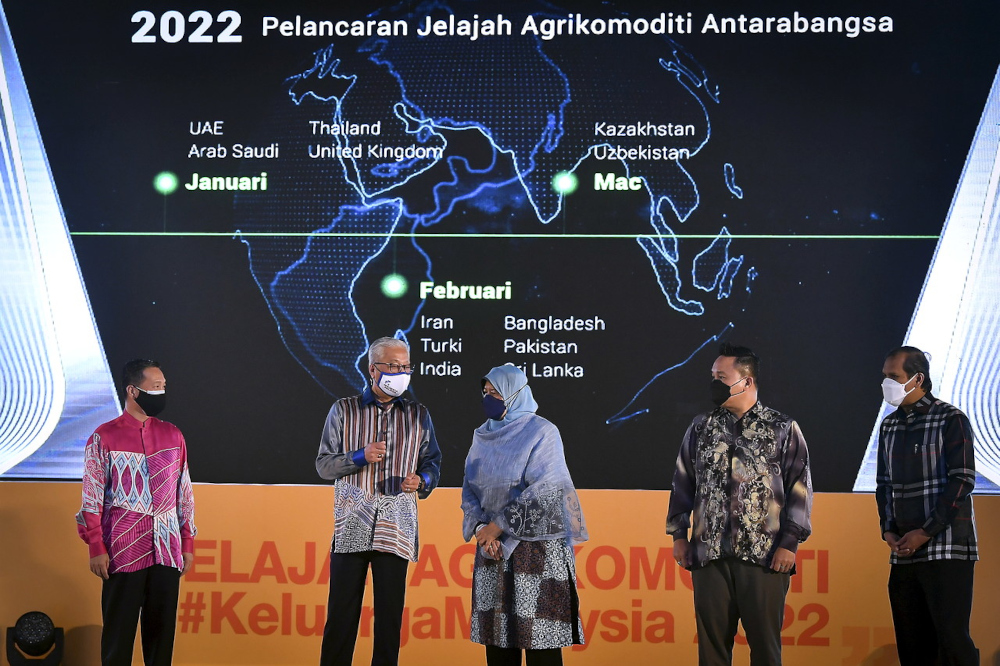 Prime Minister Datuk Seri Ismail Sabri Yaakob and Plantation Industries and Commodities Minister Datuk Zuraida Kamaruddin (centre) at the launch of the Agricommodity tour programme in Putrajaya, January 19, 2022. u00e2u20acu201d Bernama pic 