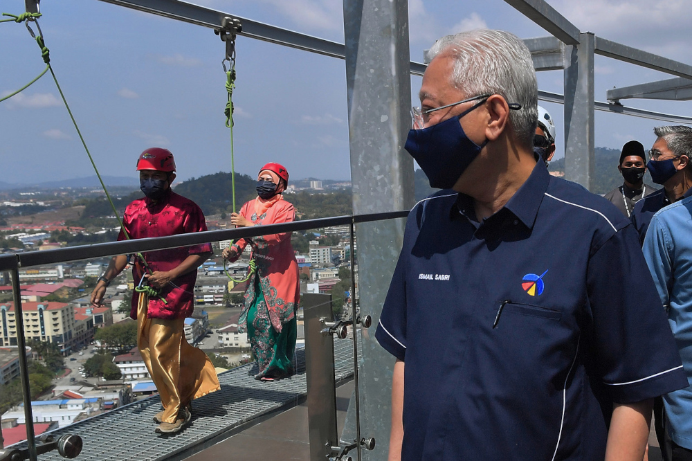 Prime Minister Datuk Seri Ismail Sabri Yaakob watches u00e2u20acu02dcskywalkersu00e2u20acu2122 at Menara Kuantan 188 during his visit to the building, January 28, 2022. u00e2u20acu201d Bernama pic 