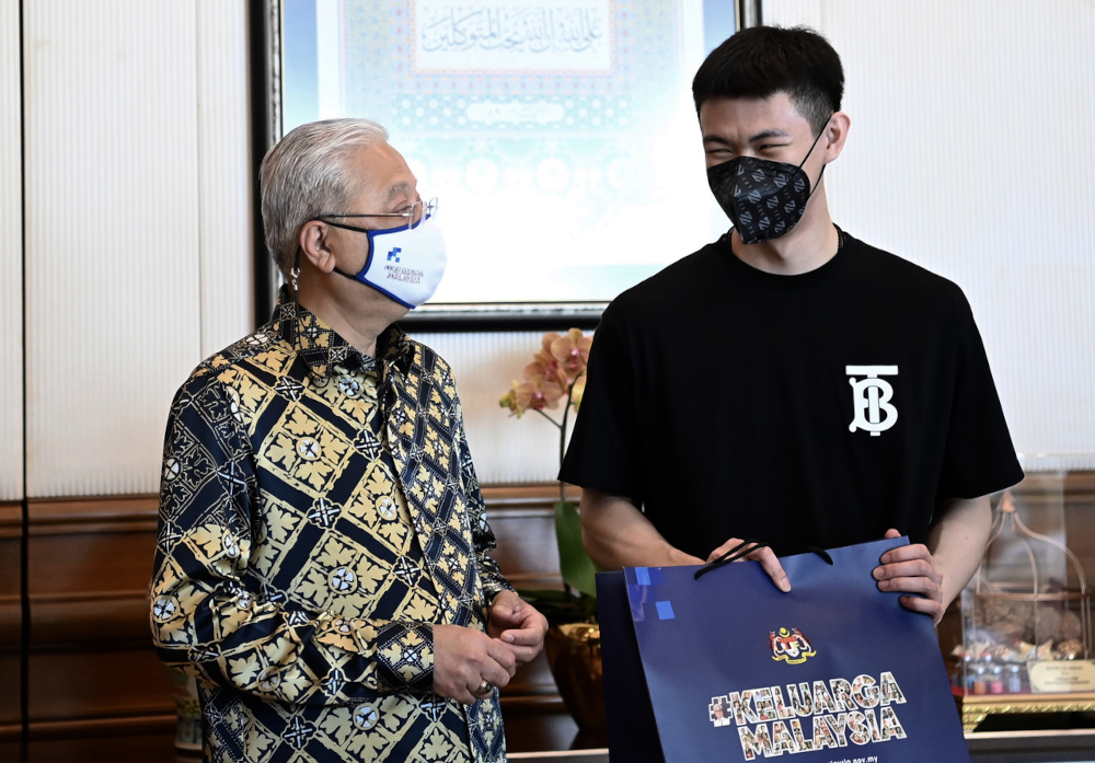 Prime Minister Datuk Seri Ismail Sabri Yaakob chats with national shuttler Lee Zii Jia at a meeting with BAMu00e2u20acu2122s top leadership in Putrajaya, January 27, 2022. u00e2u20acu201d Bernama pic 