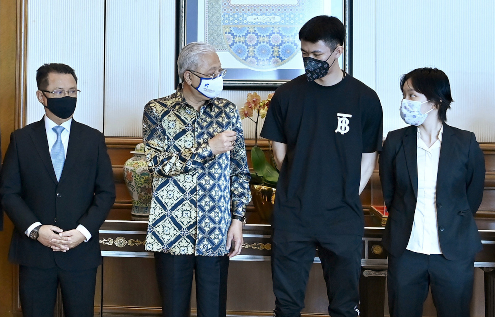 Prime Minister Datuk Seri Ismail Sabri Yaakob with BAM president Tan Sri Mohamad Norza Zakaria (left), Lee Zii Jia and Goh Jin Wei (right) during a meeting at Perdana Putra in Putrajaya, January 27, 2022. u00e2u20acu201d Bernama pic 