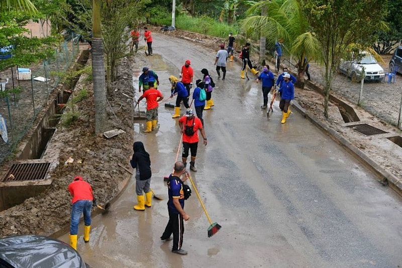 The Istana Negara Disaster Relief Team help flood victims with the clean-up of houses and the surrounding areas in Taman Wijaya, Karak, Pahang. u00e2u20acu201d Picture via Facebook/ Istana Negara