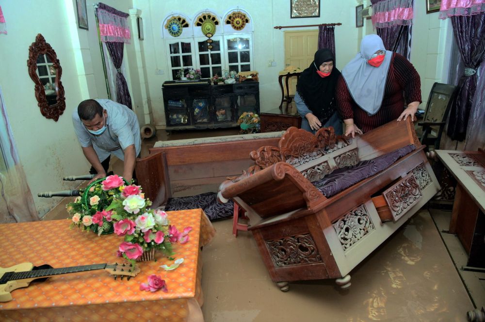 People clean up their flood-hit home in Muar January 10, 2022. u00e2u20acu2022 Bernama picnn