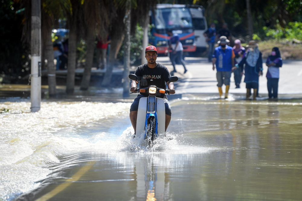 Floodwaters have receded in Kampung Spang Loi in Segamat, Johor, enabling light vehicles to pass through, January 7, 2022. u00e2u20acu201d Bernama pic 