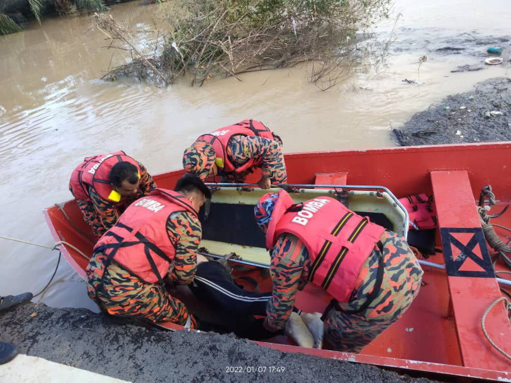 Segamat Fire and Rescue Dept personnel during a search and rescue (SAR) operation for the victim in Kampung Serakek, Segamat, January 7, 2022. u00e2u20acu201d Picture courtesy of the Johor Fire and Rescue Department