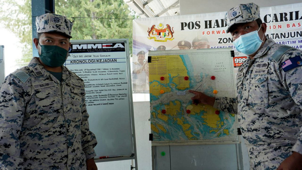 Johor Maritime director First Maritime Admiral Nurul Hizam Zakaria showing the location of the boat sinking in Teluk Ramunia near Kota Tinggi, January 20, 2022. u00e2u20acu201d Bernama pic 