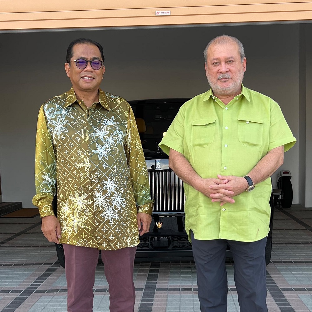 Umno vice-president Datuk Seri Mohamed Khaled Nordin poses for a picture with Johor Ruler Sultan Ibrahim Iskandar. u00e2u20acu2022 Picture via Facebook/Khaled Nordin