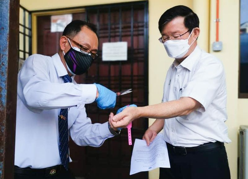 Chief Minister of Penang Chow Kon Yeow has his pink band cut after being given the all-clear by the state Health Department. u00e2u20acu201d Picture courtesy of Chief Ministeru00e2u20acu2122s office