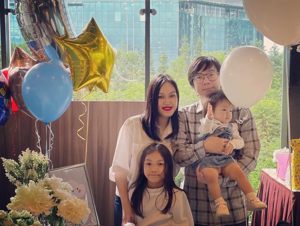 Mohd Waldermar and family celebrating their daughter’s birthday. — Picture via Borneo Post