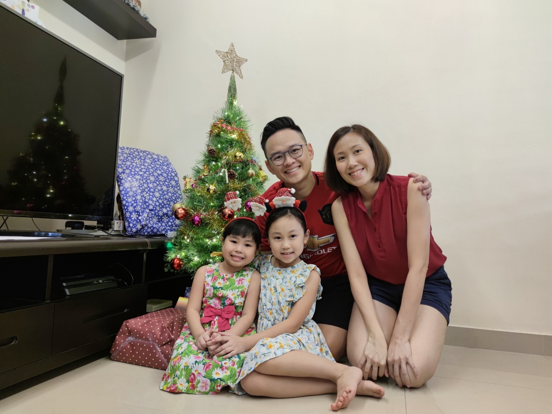 Gerald and Melissa together with their kids last Christmas. — Picture via Borneo Post