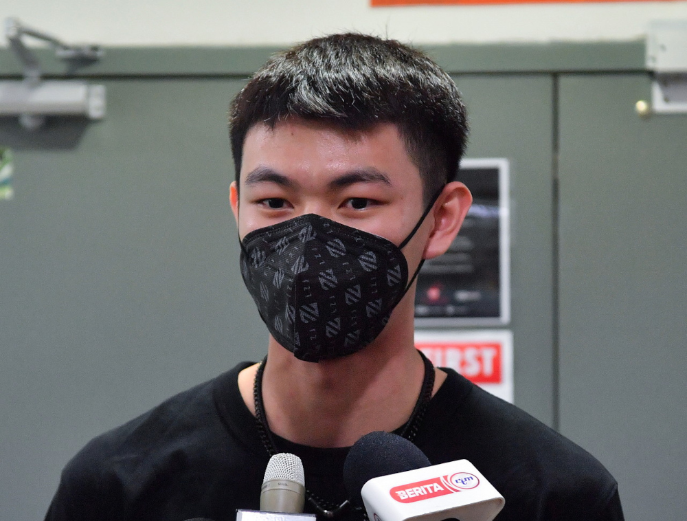 Lee Zii Jia speaks to the media after a meeting with the Badminton Association of Malaysia at Badminton Academy of Malaysia in Bukit Kiara, January 25, 2022. u00e2u20acu201d Bernama pic 