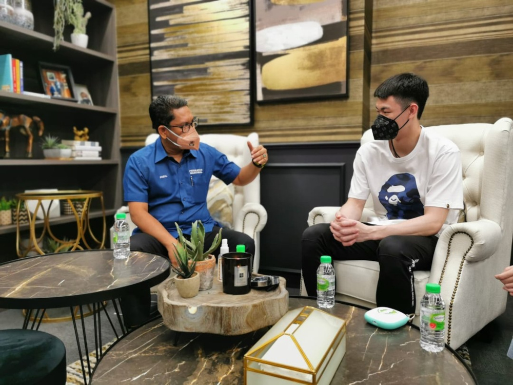 Youth and Sports Minister Datuk Seri Ahmad Faizal Azumu in a meeting with the countryu00e2u20acu2122s number one singles ace Lee Zii Jia, January 24, 2022. u00e2u20acu201d Picture from Facebook/Faizal Azumu