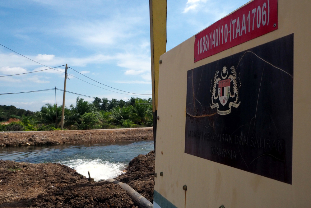 Stagnant flood water being pumped out of Kampung Lanchang, Melaka, January 11, 2022. u00e2u20acu201d Bernama pic 
