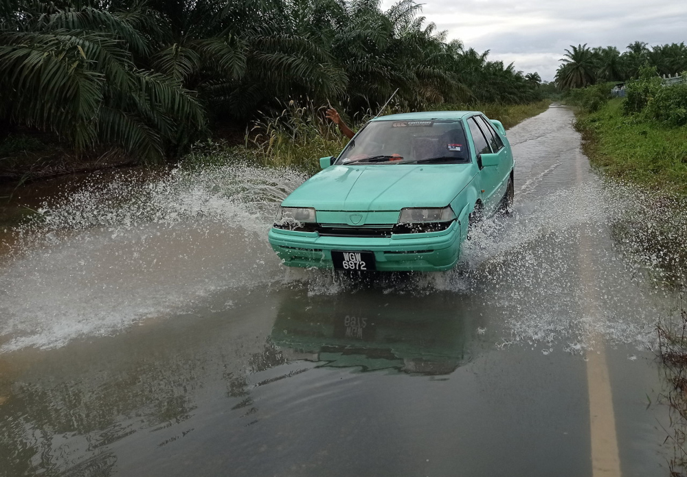 Rising water levels near the road leading to Kampung Jemari in Mersing, Johor, January 5, 2022. u00e2u20acu201d Bernama picn