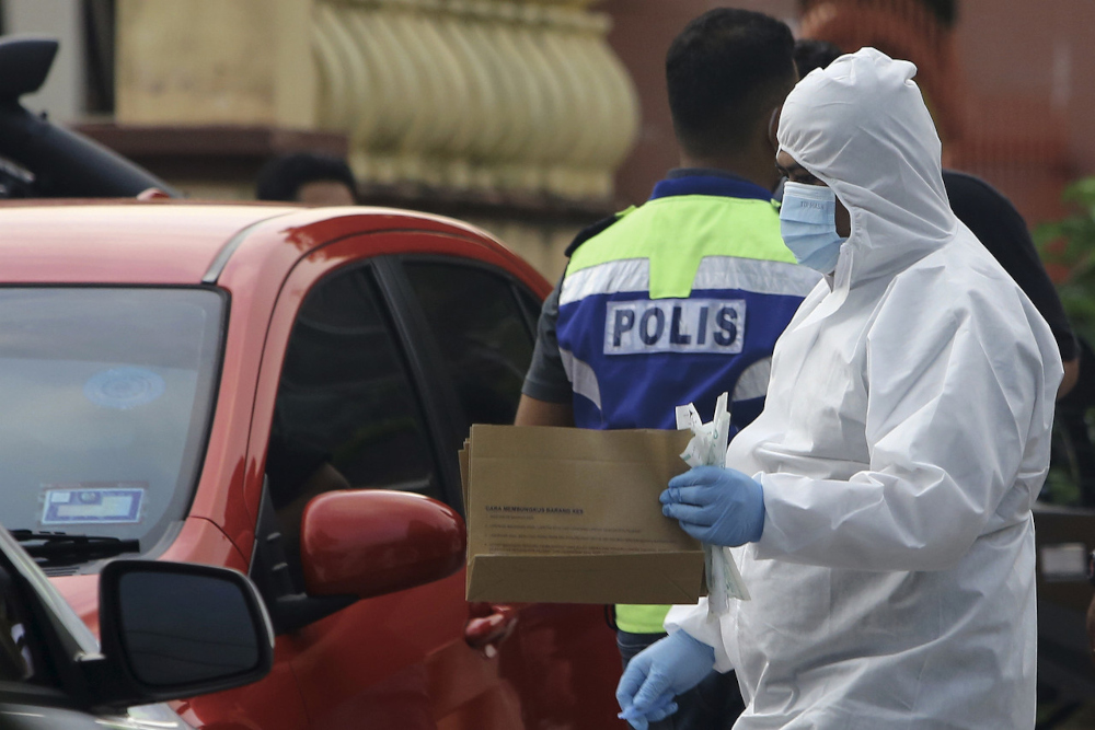Seremban police forensic team conduct investigations at a house in Rasah Kemayan Seremban 2 where a man was allegedly fatally stabbed by his wife, January 23, 2022. u00e2u20acu201d Bernama pic