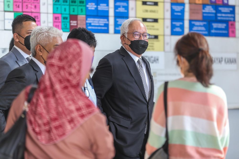 Datuk Seri Najib Razak arrives at the Kuala Lumpur High Court January 6, 2022. u00e2u20acu201d Picture by Hari Anggara