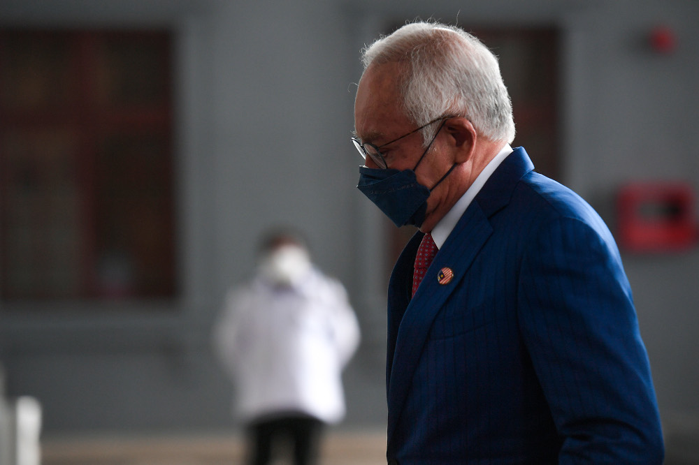 Datuk Seri Najib Razak arrives at the Kuala Lumpur High Court January 5, 2022. u00e2u20acu201d Picture by Miera Zulyana