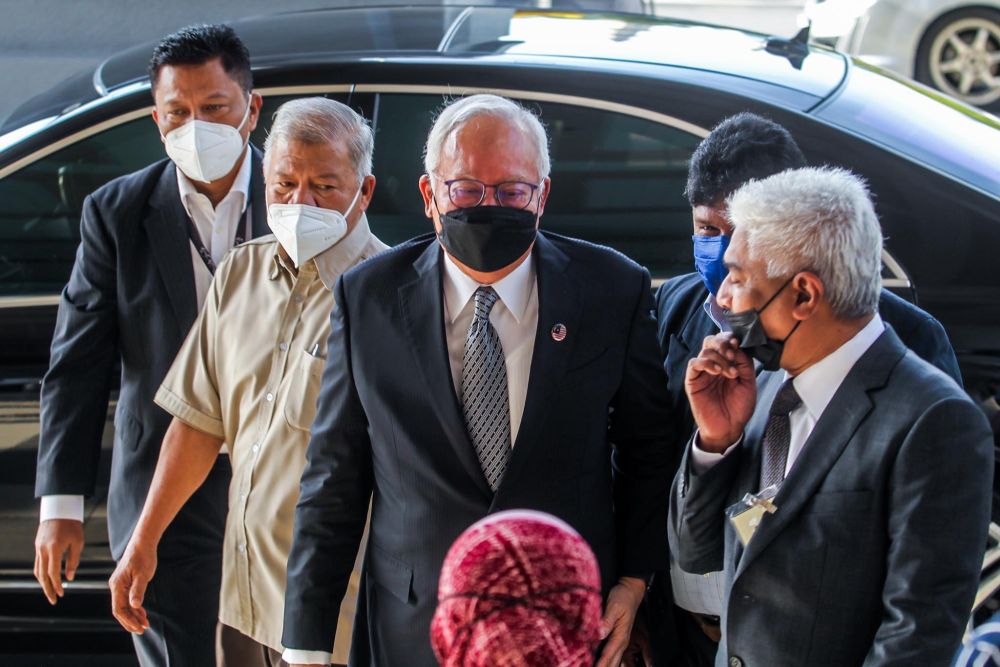 Datuk Seri Najib Razak arrives at the Kuala Lumpur High Court January 6, 2022. u00e2u20acu201d Picture by Hari Anggara