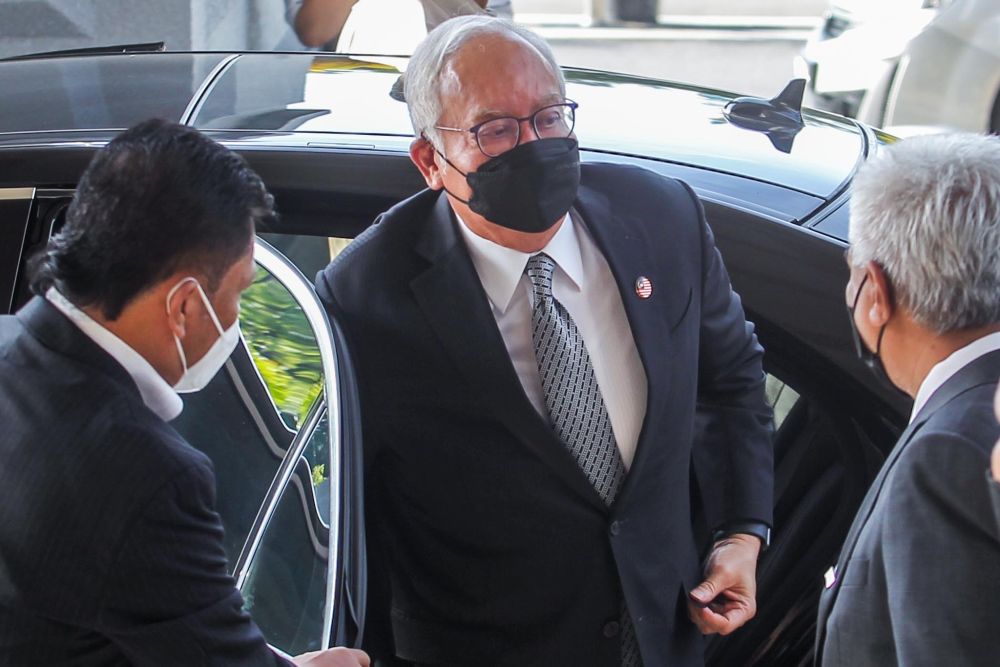 Datuk Seri Najib Razak arrives at the Kuala Lumpur High Court January 6, 2022. u00e2u20acu201d Picture by Hari Anggara
