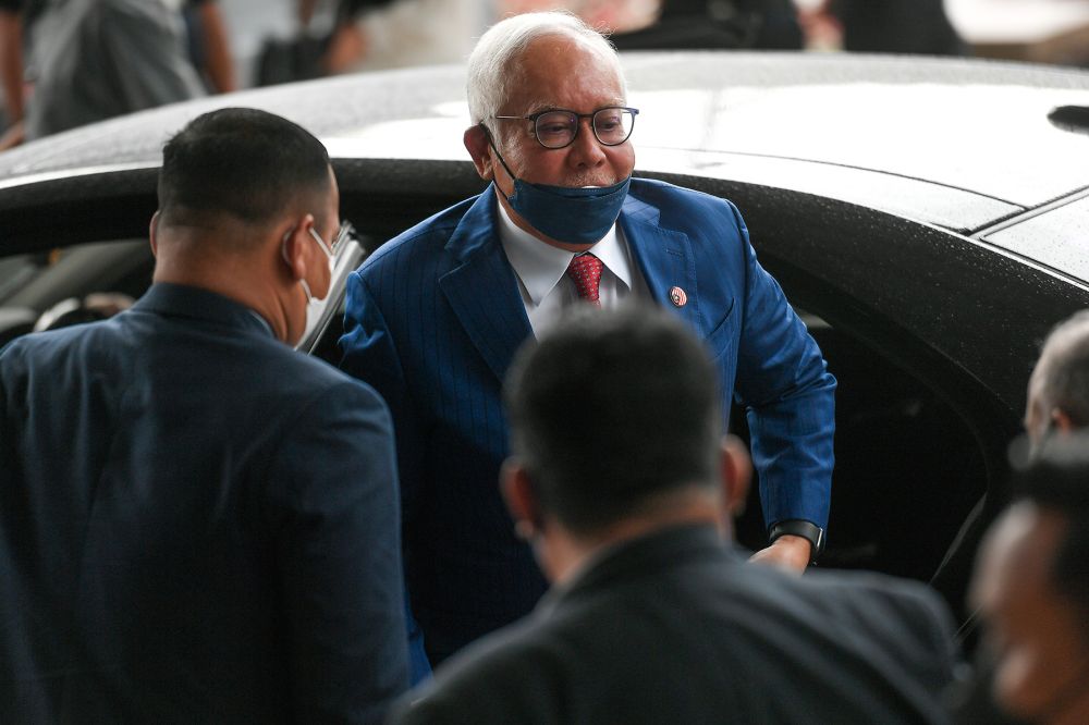 Datuk Seri Najib Razak arrives at the Kuala Lumpur High Court January 5, 2022. u00e2u20acu201d Picture by Miera Zulyana