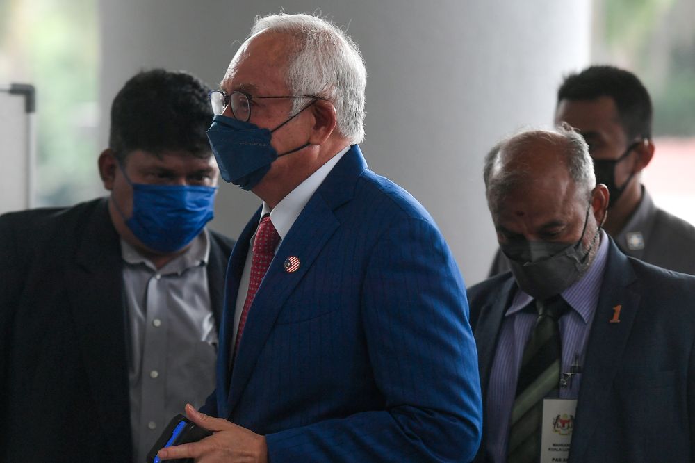 Datuk Seri Najib Razak arrives at the Kuala Lumpur High Court January 5, 2022. u00e2u20acu201d Picture by Miera Zulyana