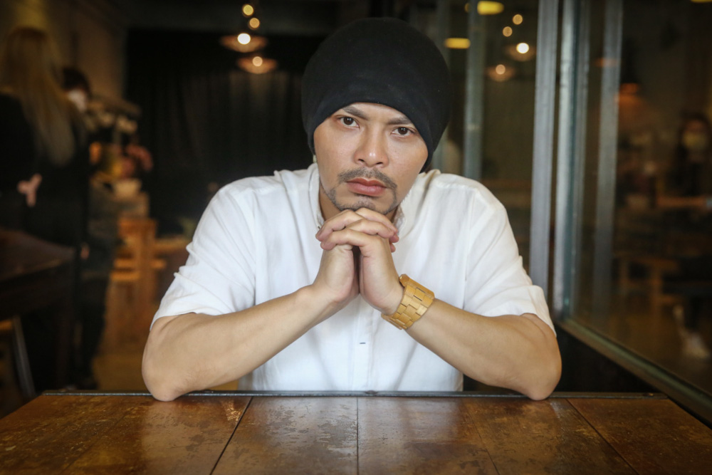 Malaysian rapper Namewee poses for a picture during an interview with Malay Mail in Petaling Jaya, January 25, 2022. u00e2u20acu201d Picture by Yusof Mat Isa