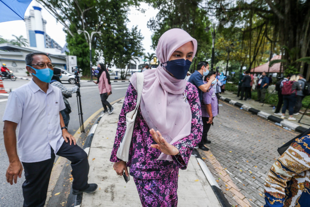 Permatang Pauh MP Nurul Izzah Anwar outside Bukit Aman police headquarters, January 28, 2022. u00e2u20acu201d Picture by Hari Anggara