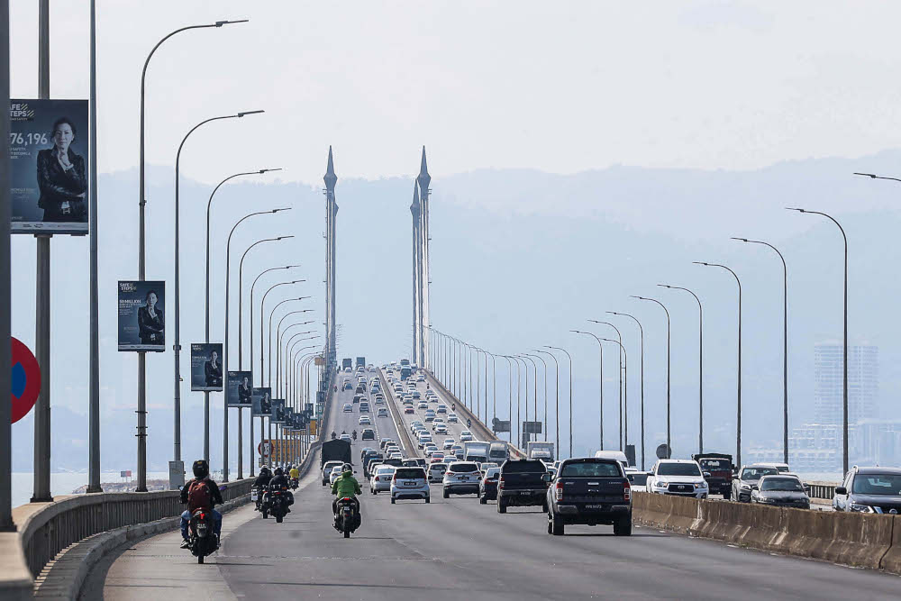 The view of Penang island is barely visible as scorching conditions shroud the island in haze, seen in this picture from Penang Bridge, January 20, 2022. u00e2u20acu201d Picture by Sayuti Zainudin