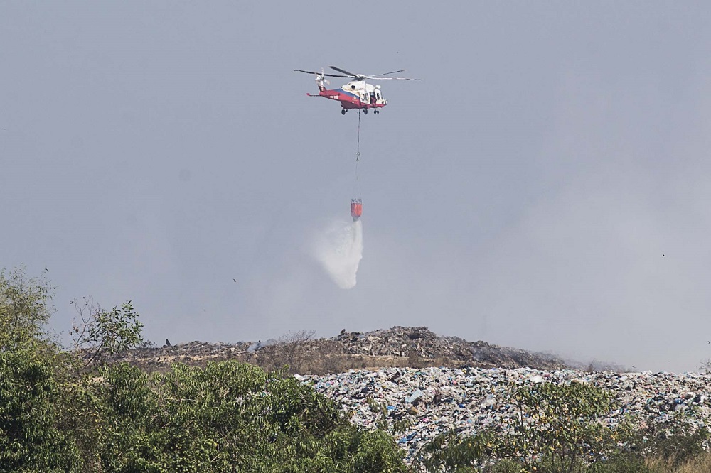 A firefighting helicopter is seen dropping retardant at the Pulau Burung landfill in Nibong Tebal January 19, 2022. u00e2u20acu2022 Picture by Sayuti Zainudin