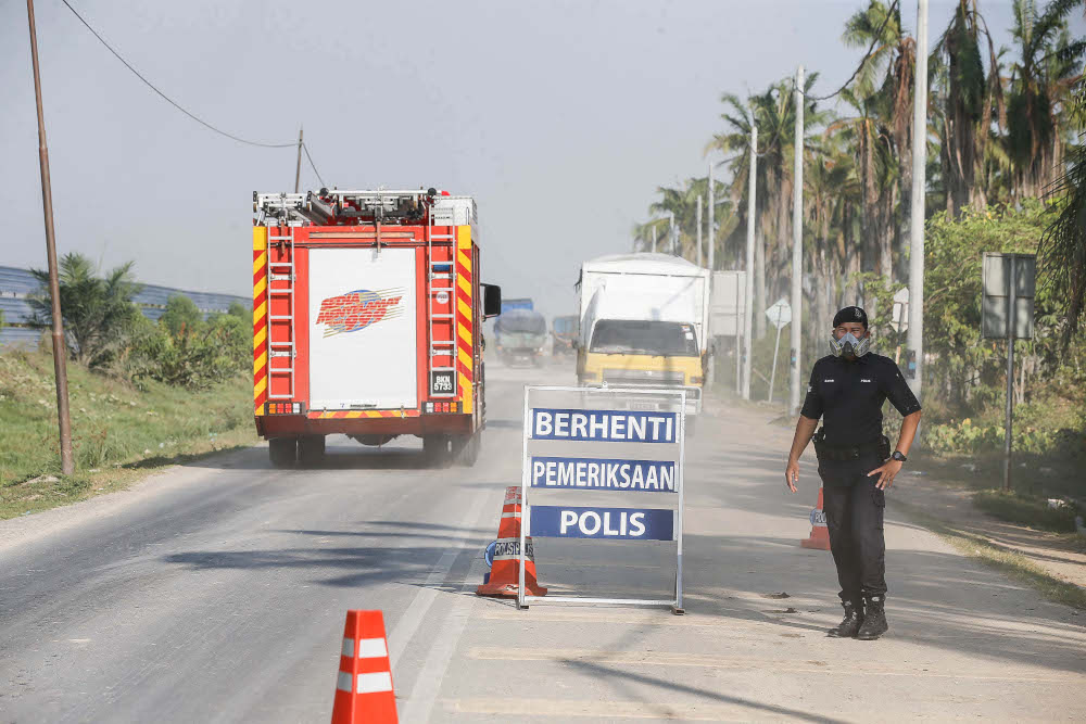 A police roadblock pictured at the entrance to the Pulau Burung landfill at Ladang Byram, Nibong Tebal, January 19, 2022. u00e2u20acu201d Picture by Sayuti Zainudin