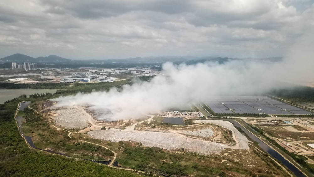 An aerial view of thick smoke billowing as the fire on the Pulau Burung landfill in Penang continues, January 17, 2022. u00e2u20acu201d Picture by Sayuti Zainudin