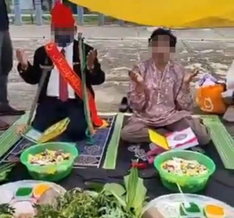 A 25-minute video of the u00e2u20acu02dctepung tawaru00e2u20acu2122 ceremony at Dataran JPS Teluk Intan, which involved releasing flowers and leaves among other things on the river to be carried by the current to the sea, has gone viral. u00e2u20acu201d Picture from Twitter/Bernama Radio 