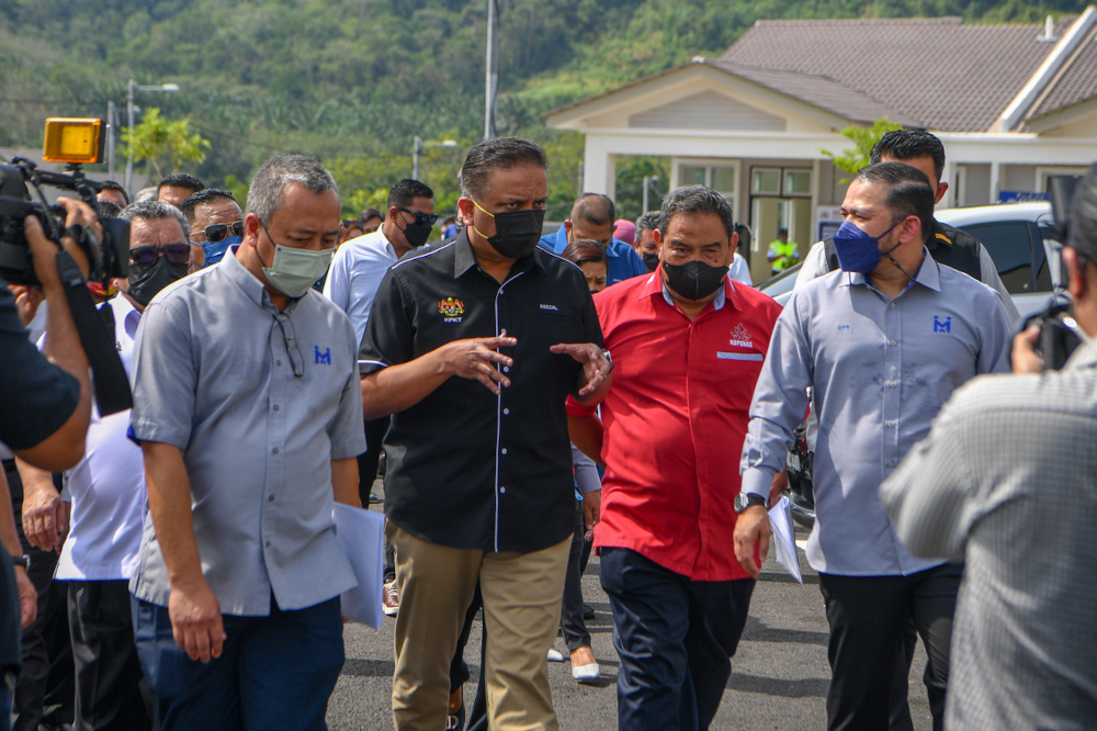 Housing and Local Government (KPKT) Minister Datuk Seri Reezal Merican Naina Merican at the key handing-over ceremony for Residensi Pulau Sebang in Melaka, January 26, 2022. u00e2u20acu201d Bernama pic 